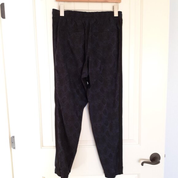 Athleta Brooklyn Jogger Blue Snakeskin Size 8 - Picture 2 of 13
